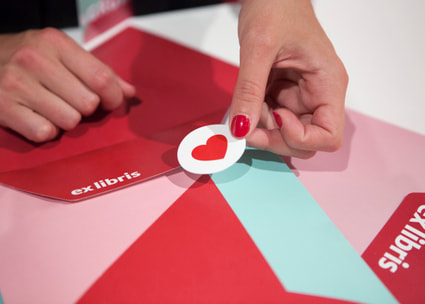 Hände verpacken Geschenk Mains emballant un cadeau